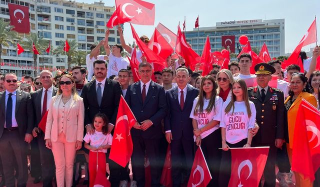 İzmir’de gençlik meydanlardaydı: 19 Mayıs coşkuyla kutlandı