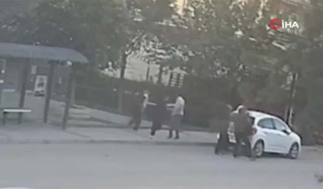 İzmir'de çocukların kavgasına aileler de karıştı: 4 kişi yaralandı, o anlar kamerada
