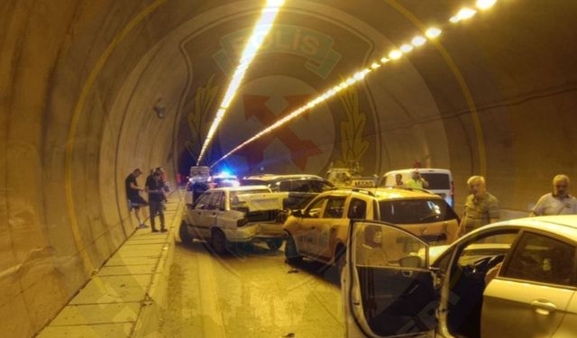 İzmir'de zincirleme trafik kazası: Bayraklı Tüneli’nde yoğunluk 3 kilometreyi aştı