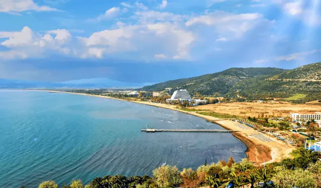 İzmir'in bu plajında kalabalık derdi yok: Bodrum'u Çeşme'yi aratmıyor, 7 kilometre uzunluğu ile tam bir doğa harikası