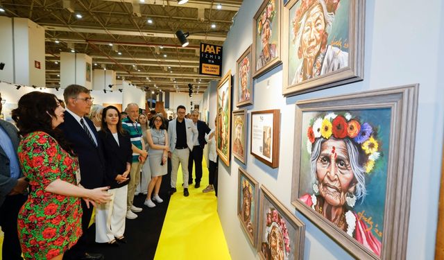 İzmir Sanat ve Antika Fuarı kapılarını açtı: Başkan Tugay’a ödül