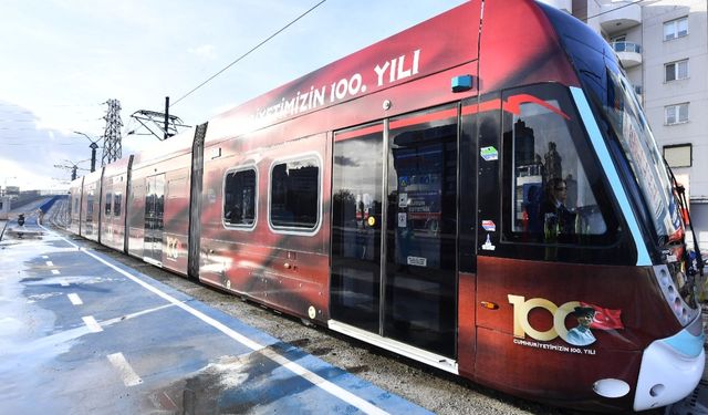 İzmir'de tramvay seferlerine kaza engeli: Seferler kırmızı hat üzerinden devam ediyor