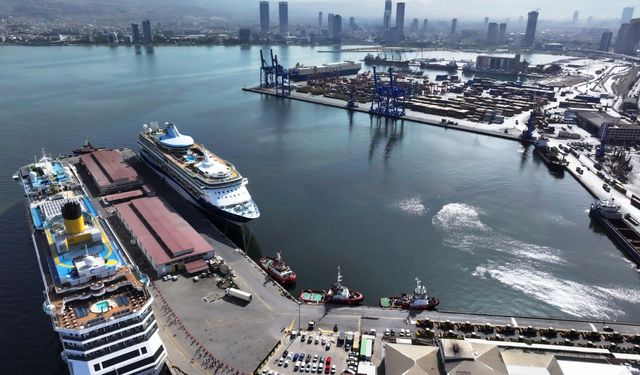 İzmir Limanı’nda yoğun gün: İki dev gemi 4 binden fazla turist getirdi