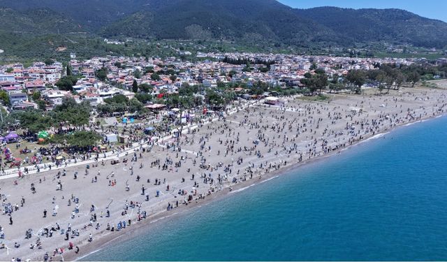 İzmir'de binlerce uçurtma gökyüzünü süsledi
