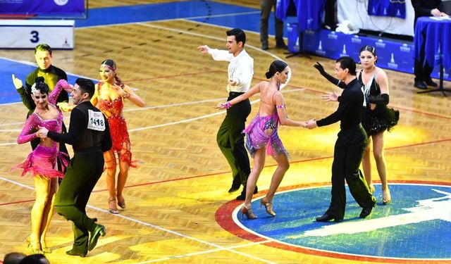 İzmir'de dans şöleni: 400 sporcu kıyasıya yarıştı