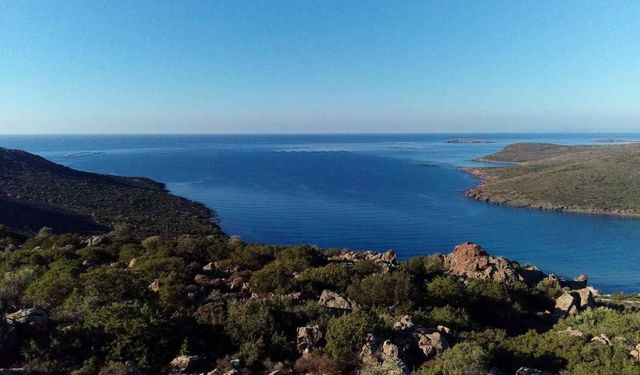 İzmir’de doğanın sessiz zaferi: Yangınlara rağmen turkuaz ve yeşilin buluştuğu nokta, hafta sonu kaçamağınız için ideal