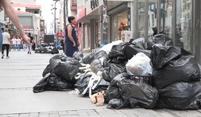 İzmir'de grev üçüncü gününde: Sokaklarda çöp yığınları oluştu