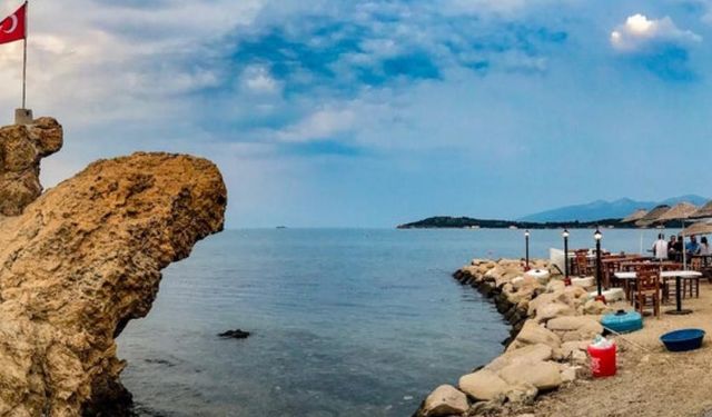 İzmir'de kayalıkların ardındaki gizli koy: Gelinkaya Halk Plajı'na ESHOT ile nasıl gidilir?