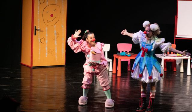 İzmir’de Soytarılar Okulu minikleri eğlendirdi