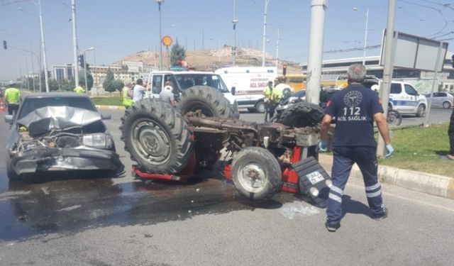 İzmir'de traktör ve otomobil çarpıştı: 2 yaralı