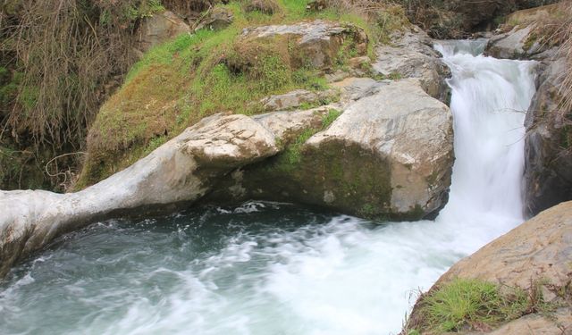 İzmir'e 1 saat uzaklıktaki doğal havuzlar: Tabak Deresi Dev Kazanları