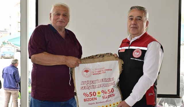 İzmir'in üç ilçesinde çiftçilere ayçiçeği tohumu dağıtıldı