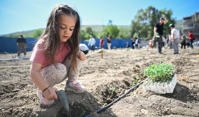 İzmirli kadınlar üretiyor: Bornova'ya ikinci Kent Bostanı açıldı