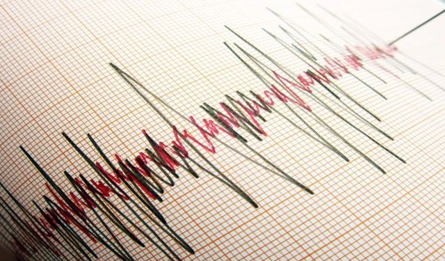 İzmirliler dikkat: Ege bölgesi 15 saatte 19 depremle sarsıldı
