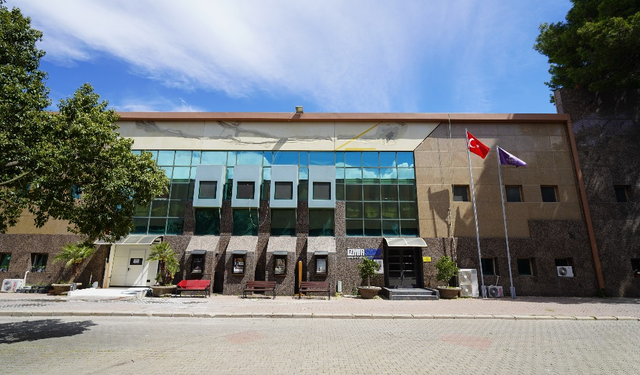 İzmir'de gençler sanatla buluşacak: Kütüphane Sohbetleri'nin konuğu Tamer Levent