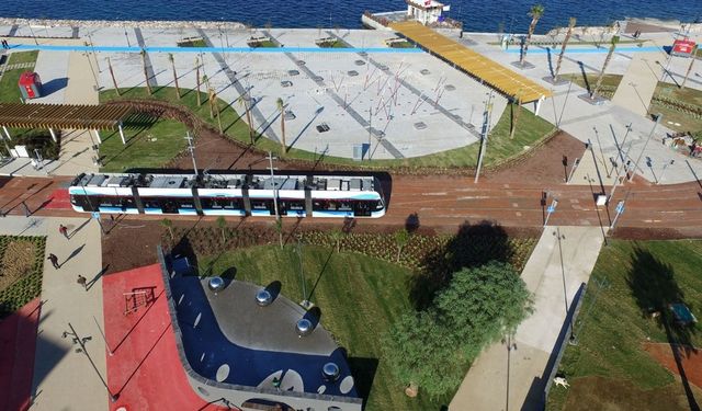 Sadece bir park değil: Heykeliyle, yeşiliyle, sahiliyle İzmir’e armağan