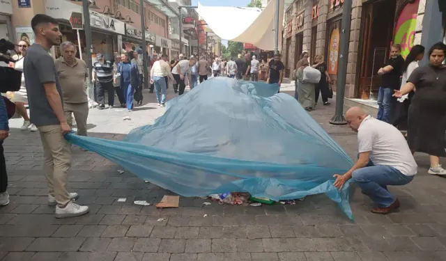 İzmir'in göbeğinde utandıran görüntü: Esnaf üzerini örtmek zorunda kaldı