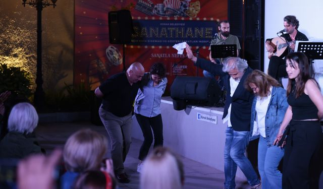 Konak'ta unutulmaz konser: Vatandaşlar etnik ezgilerle coştu