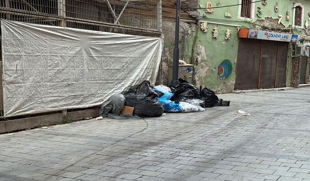 Konak’ta grev sonrası çöpler birikti