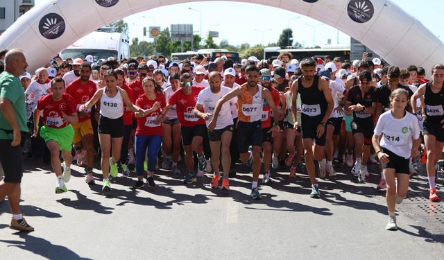 İzmir'de düzenlendi: Bağımsızlık Koşusu'nda kıran kırana mücadele