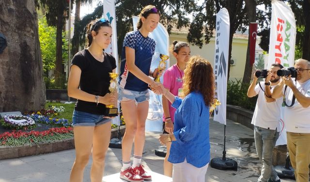 Yüzlerce vatandaş İzmir'de yarıştı: Zübeyde Hanım Koşusu'nda ödüller sahiplerini buldu
