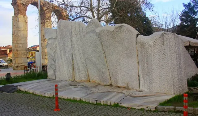 İzmir'de eşi benzeri bulunmayan bir anıt: Güneşe göre ayarlandı, o tarihte Atatürk'ün siluetini gösteriyor