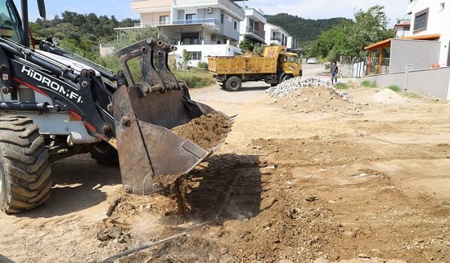 Menderes'in bozuk yolları tespit ediliyor, tek tek onarılıyor