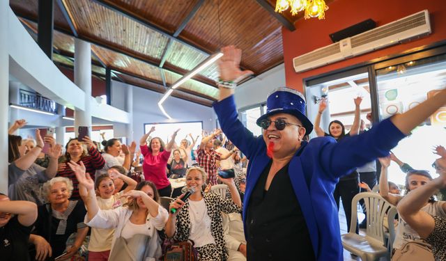 Buca'da Anneler Günü'ne özel program: Mikrop Hikmet sahne aldı