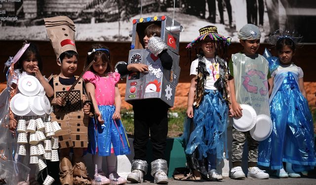 İzmirli öğrencilerden renkli defile: Geleceğin tasarımcıları geri dönüşüm için podyumda yürüdü