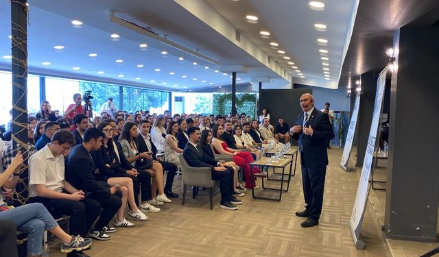 Mahmut Tanal İzmir'de öğrencilerle buluştu: Sınırları izlemeyen MİT beni izliyor