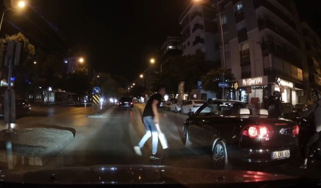 Karşıyaka'da trafikte kavga: Döner bıçağıyla saldırı anları kamerada