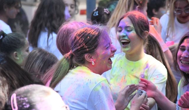 İzmir'de festival coşkusu: Gençler renkli etkinliklerde bir araya geldi