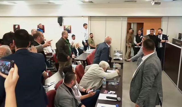 Karşıyaka Belediyesi meclisinde ‘provoke’ tartışması: AKP’li Öztürk, CHP’li Evren’in üzerine yürüdü