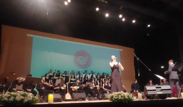 İzmir'de duygu dolu gece: ÇYDD'nin düzenlediği dinletiye yoğun ilgi