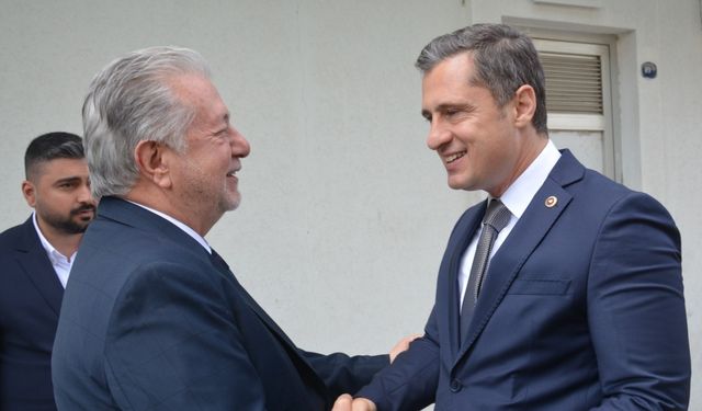 Deniz Yücel’e esnaftan sıcak karşılama: İzmir için bir şans olduğunu düşünüyoruz