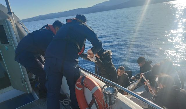 Yurt dışına kaçmak isteyen 21 göçmen İzmir açıklarında kurtarıldı
