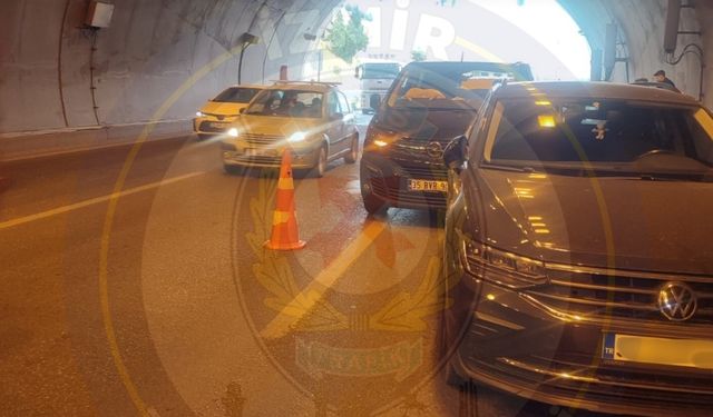 Bayraklı Tüneli girişinde zincirleme kaza meydana geldi: İzmir’de trafik kilitlendi