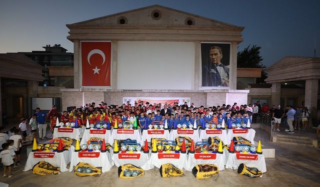 Menderes'te spora tam destek: Amatör kulüplere malzeme yardımı yapıldı