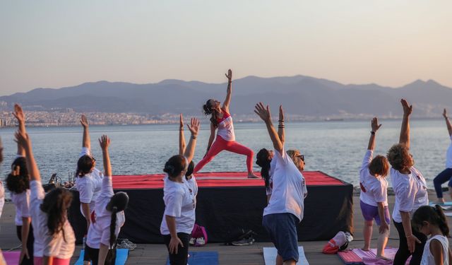 Bayraklı'da renkli etkinlik: Sahilde yoga yaptılar