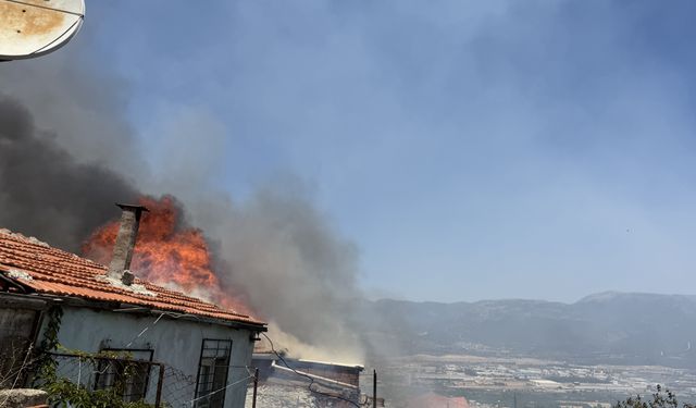 İzmir’de faciadan dönüldü! Ev ve depo kül oldu