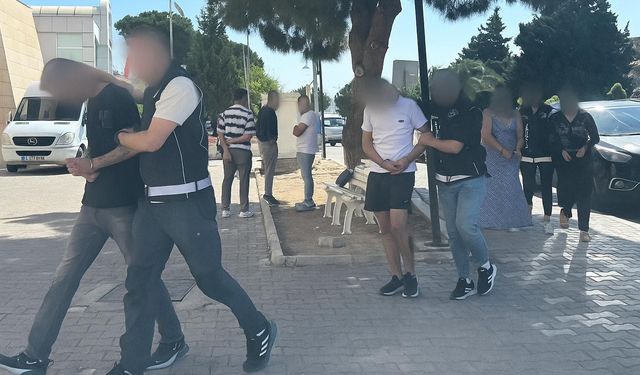 İzmir'de zehir tacirlerine baskın: 3 şüpheli tutuklandı, cezaevine gönderildi