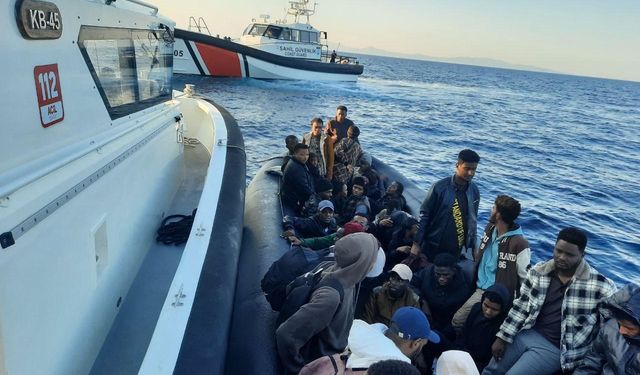 İzmir açıklarında korku dolu anlar: Motor arızalandı, Sahil Güvenlik ekipleri kurtardı