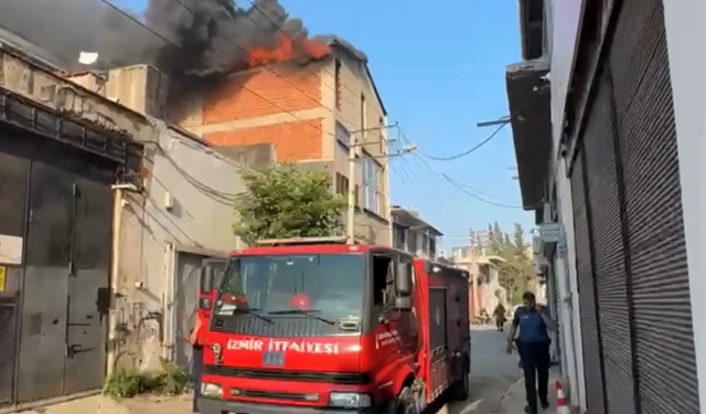 İzmir'de korkutan yangın: Kontrol altına alındı, soğutma çalışmaları sürüyor