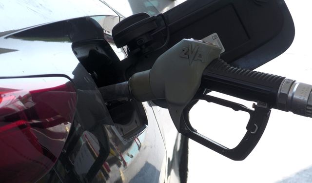 İzmir’de akaryakıt fiyatları 50 TL’yi aştı: Rekor tırmanışa vatandaşlar tepki