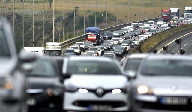 Yola çıkacaklar dikkat: Tatilciler dönüyor, İzmir'de trafik sıkıştı!