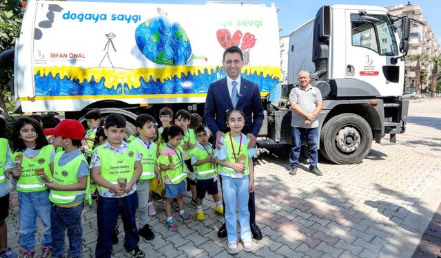 Bayraklı’da çocukların çevre resimleri çöp kamyonlarında sergileniyor
