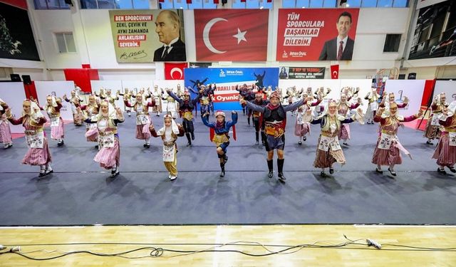 Bayraklı’da kültür rüzgarı esti: Halk dansları nefes kesti