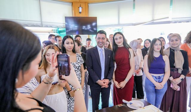 İzmirli gençler sınav öncesi moral topladı: Başkan Önal, öğrencilerle buluştu