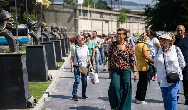 Bornova'da çınarlarla anlamlı gezi: Tarihi keşfettiler