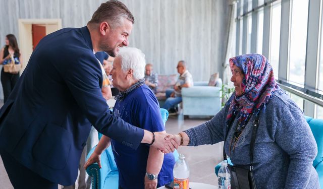 Başkan Duman'dan huzurevi ziyareti: Bayram sevincini çınarlarla paylaştı